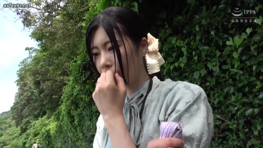 脸部特写 · 站立 · 自然 · 衬衫 · 户外 · 黑发 · 掩嘴