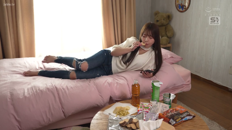 Bedroom · 薯片筒 · 休闲 · 零食茶几特写 · 破洞紧身牛仔裤