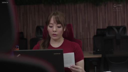 坐姿 · 办公室 · 中景 · 平静 · 电脑 · 工作 · 职业女性 · 红色短袖衫