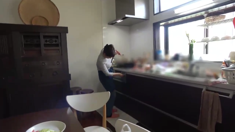 专注 · 居家环境 · 条纹长袖上衣 · 围裙 · 室内光线明亮