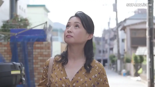 脸部特写 · 神情专注 · 户外街道 · 单肩包 · 黄色印花V领连衣裙