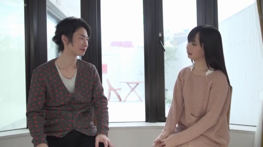 微笑 · 室内窗边 · 人物半身特写 · 女人穿粉色针织毛衣