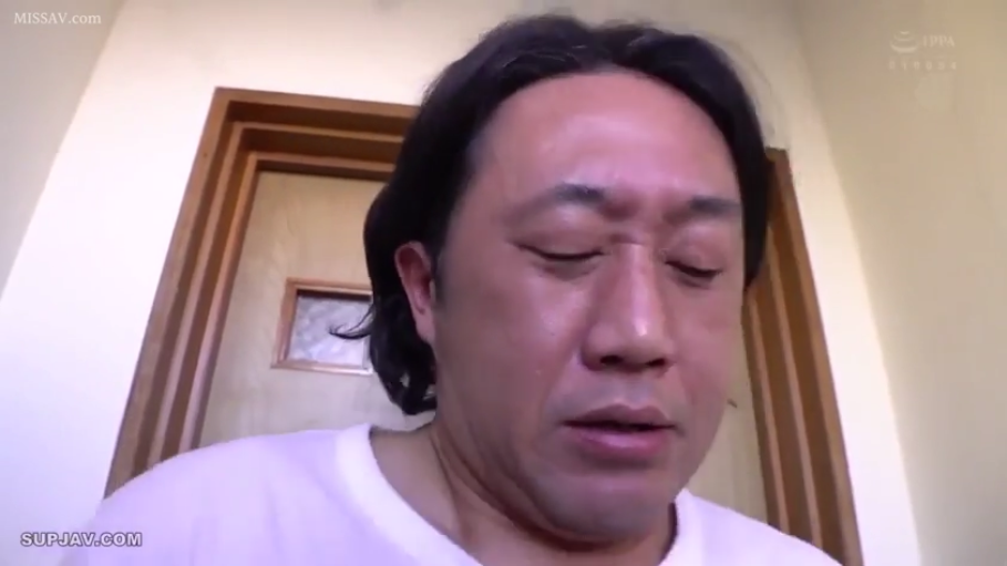 疲惫 · 脸部特写 · 房间内 · 白色圆领T恤