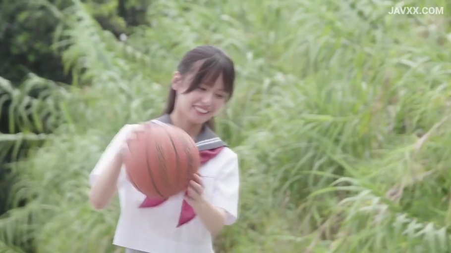 脸部特写 · 开心的笑容 · 水手服 · 草丛 · 篮球