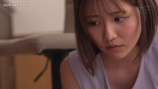 俯身 · 沉思 · 忧郁 · 房间 · 椅子 · 近景 · 头部 · 浅蓝无袖衫