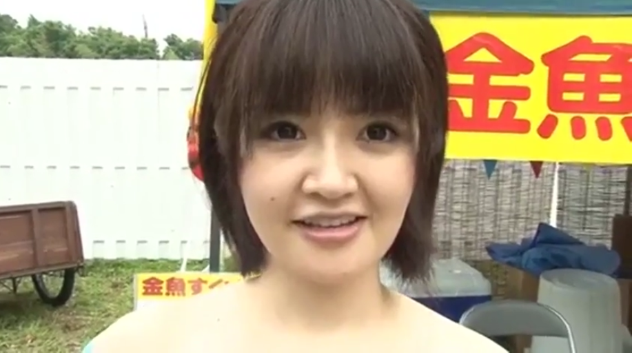 脸部特写 · 微笑 · 户外摊位 · 裸体（无明显衣物）
