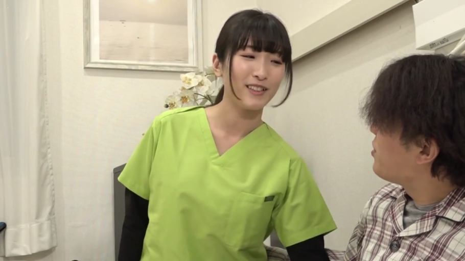 病室 · 温柔 · 听诊器 · 人物面部特写 · 内搭黑色长袖 · 医疗环境