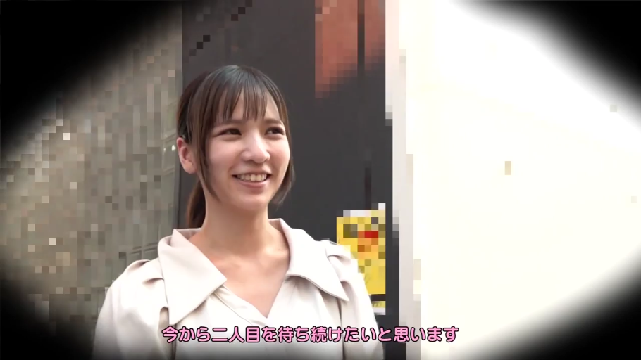 开朗 · 室外 · 白色翻领衬衫 · 脸部中景特写 · 画面有暗角处理