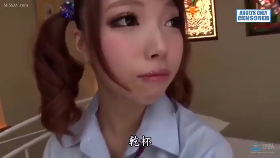 若有所思 · 室内卧室 · 浅蓝色衬衫 · 人物面部特写 · 字幕显示“干杯”