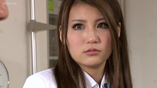 室内 · 严肃 · 白大褂 · 脸部特写 · 注视 · 长发 · 正面 · 身高体重计