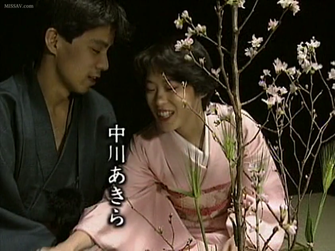 室内 · 微笑 · 人物面部特写 · 画面带有日文字幕 · 男女均穿着和服 · 插花
