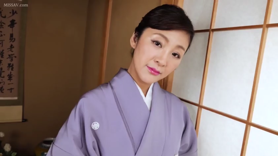 日式房间 · 上半身特写 · 淡笑 · 淡紫色和服