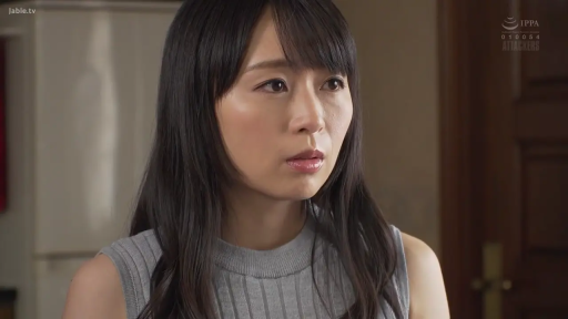 居室 · 惊愕 · 面部特写 · 灰色无袖针织上衣