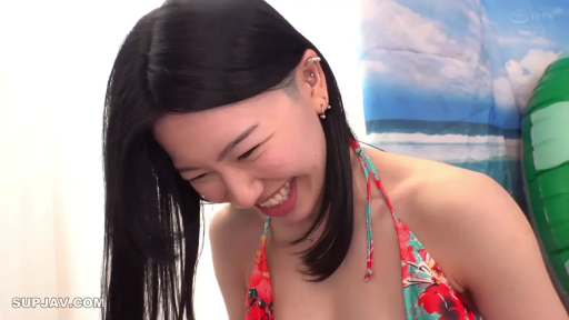肩部特写 · 比基尼 · 开怀大笑 · 海滩风布景 · 充气球