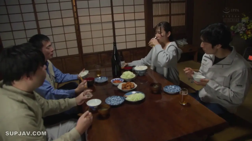 坐姿 · 和室 · 全景 · 自然 · 多人 · 休闲服 · 餐具 · 聚餐