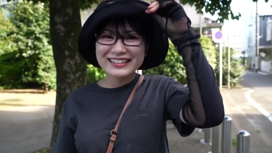 手扶帽檐 · 半身特写 · 渔夫帽 · 户外街道