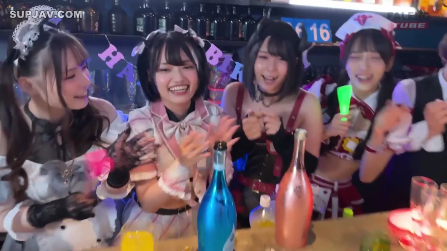 荧光棒 · 舞台装 · 开朗 · 居酒屋 · 人物面部特写 · 背景有Happy Birthday字样
