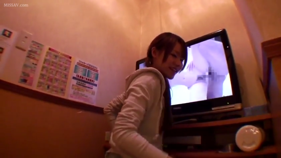 脸部特写 · 自然 · 室内房间 · 电视 · 长袖连帽衫 · 电视屏幕有马赛克内容
