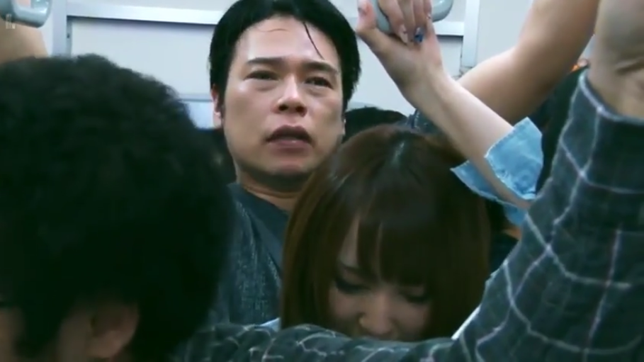 地铁 · 浅色衬衫 · 女子头部特写 · 地铁吊环 · 人多拥挤 · 男子紧张不安 · 痴汉行为