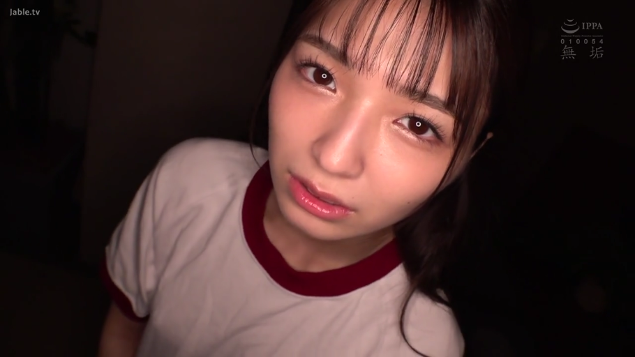 室内 · 眼睛特写 · 微张嘴唇 · 白色圆领体操服