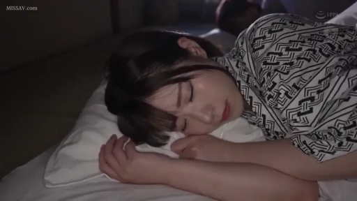 和室 · 睡眠中 · 面部特写 · 印花图案和服或居家服