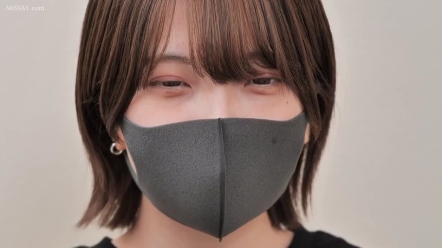 室内 · 脸部特写 · 迷离 · 凝视 · 短发 · 口罩 · 正面 · 黑色上衣