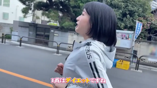 人物侧脸 · 城市街道 · 白色运动外套 · 自然说话 · 画面带有日语字幕