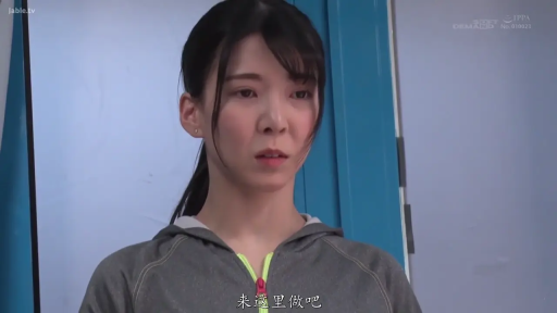 室内 · 专注 · 上半身特写 · 中文字幕 · 灰色连帽运动衫