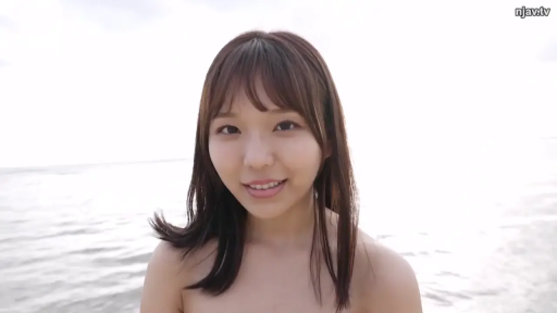 温柔 · 上半身特写 · 裸露上身 · 沙滩 · 背景光线明亮