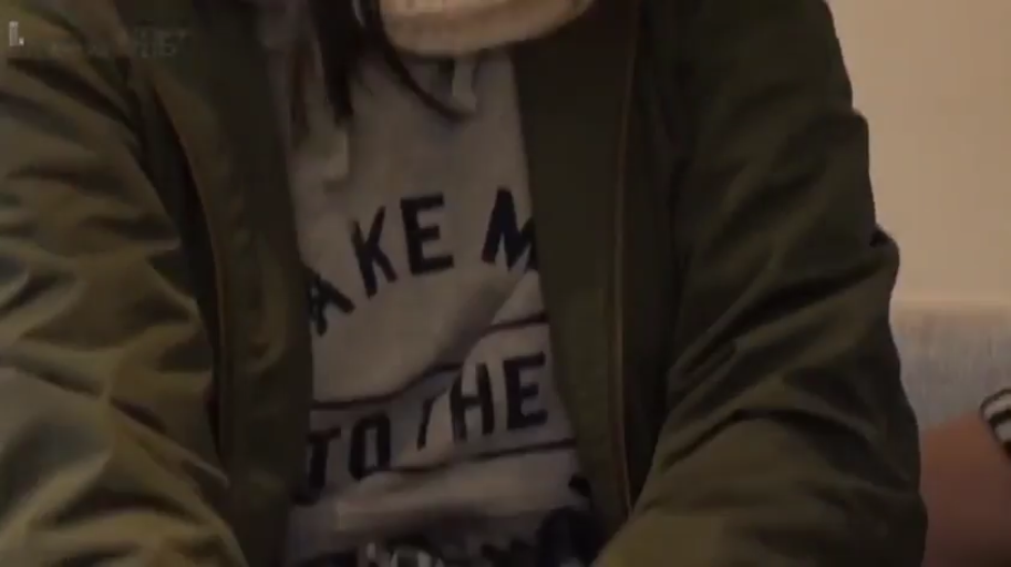 室内 · 坐姿 · 躯干特写 · 不可见 · 素人 · 军绿色外套