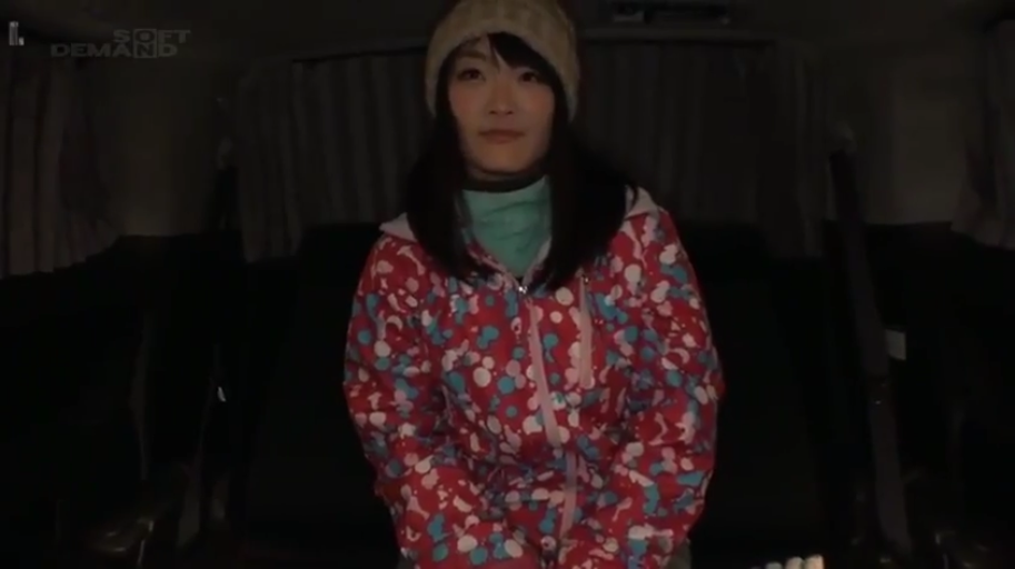 坐姿 · 中景 · 微笑 · 注视 · 车内 · 彩色印花外套