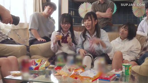 室内 · 坐姿 · 全景 · 多人 · JK制服 · 笑容 · 聚会 · 零食