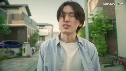 脸部特写 · 淡蓝色衬衫 · 住宅区街道 · 说话表情 · 室外自然光