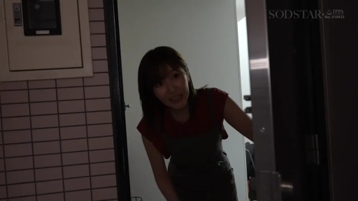 门口 · 注视 · 深色背带裙 · 室内光线较暗 · 女性面部特写