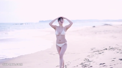 微笑 · 全身正面 · 海滩 · 白色比基尼 · 阳光充足