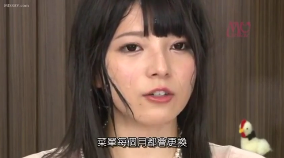 室内 · 含泪 · 脸部特写 · 泪痕 · 浅色上衣 · 小鸡玩偶