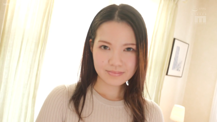 室内 · 微笑 · 面部特写 · 注视 · 针织衫 · 窗帘 · 长发 · 正面