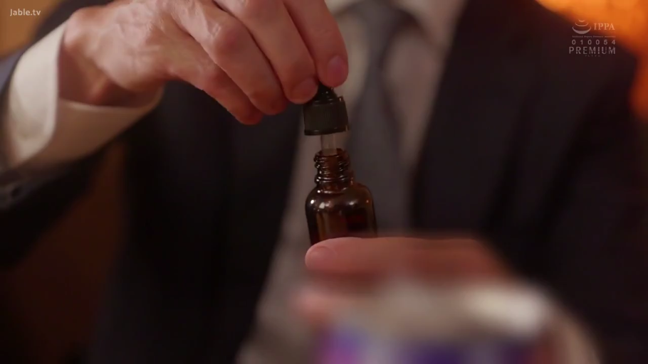 室内 · 坐姿 · 西装 · 男性 · 手部特写 · 准备 · 滴管瓶