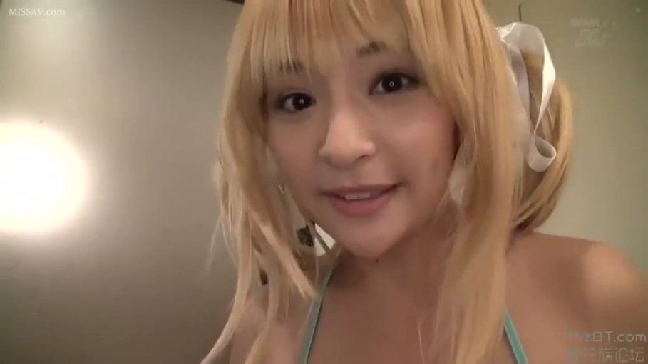 室内 · 肩部特写 · 比基尼 · 微笑