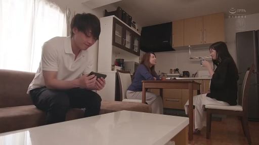 坐姿 · 沙发 · 自然 · 客厅 · 休闲装 · 远景 · 多人 · 日常