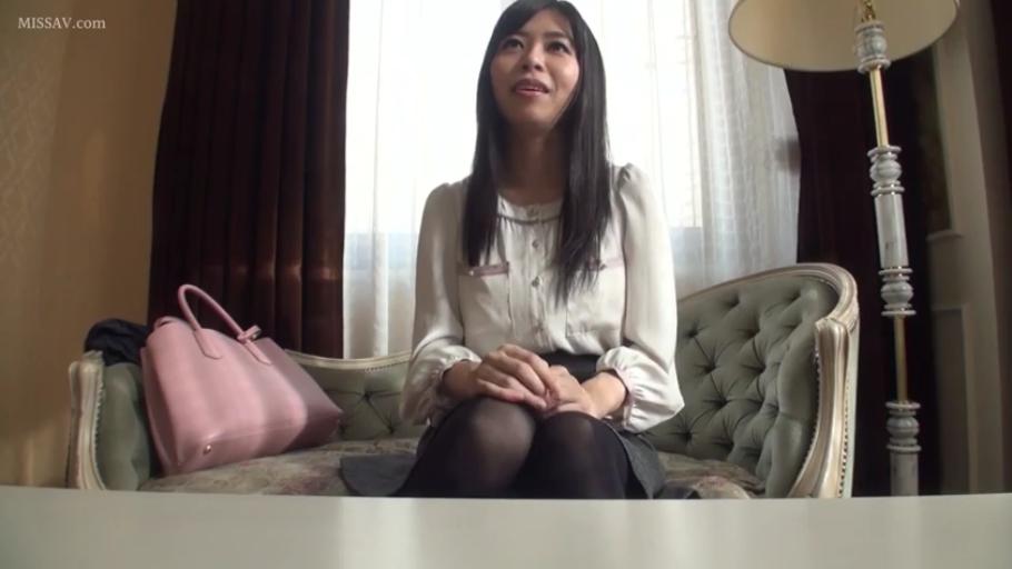 ホテルルーム · 上半身中景 · 从容 · ピンクのハンドバッグ · 白い長袖シャツ · 室内光线明亮