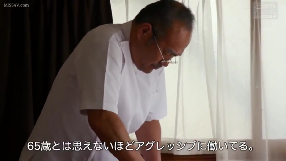 室内 · 俯身 · 眼镜 · 专注 · 上半身 · 按摩 · 老年男性 · 白色制服