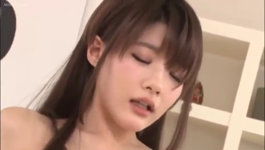 室内 · 迷离 · 性爱 · 面部特写 · 裸体 · 正面 · 亚洲女性