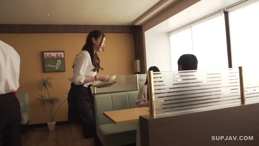 站立 · 白衬衫 · 自然 · 餐厅 · 职场 · 托盘 · 服务