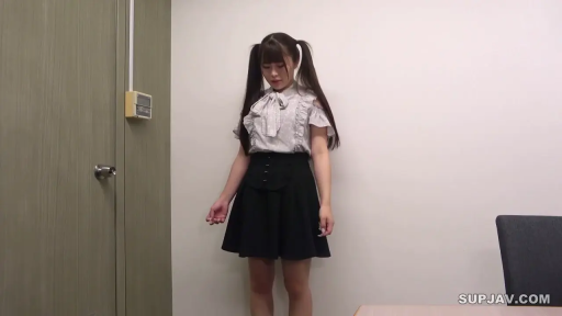 室内 · 全身 · 站姿 · 荷叶边上衣