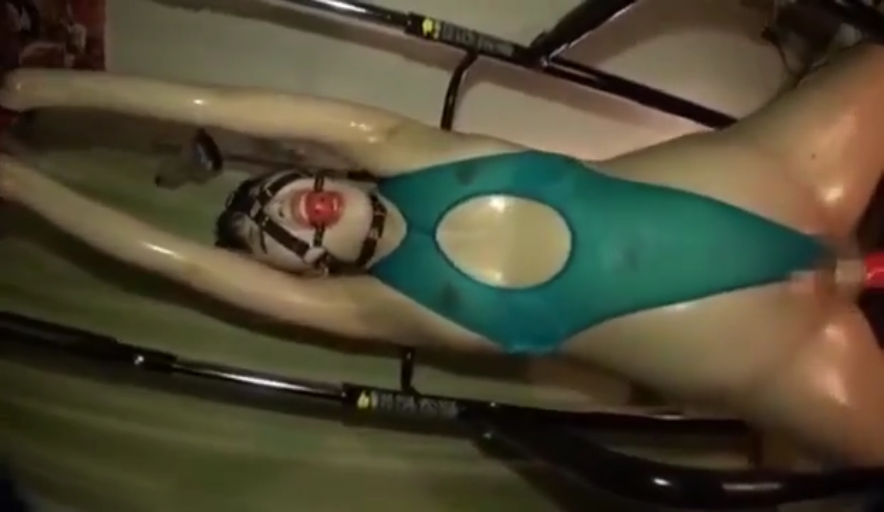 室内 · 中景 · 仰卧 · 捆绑 · 绿色镂空连体衣