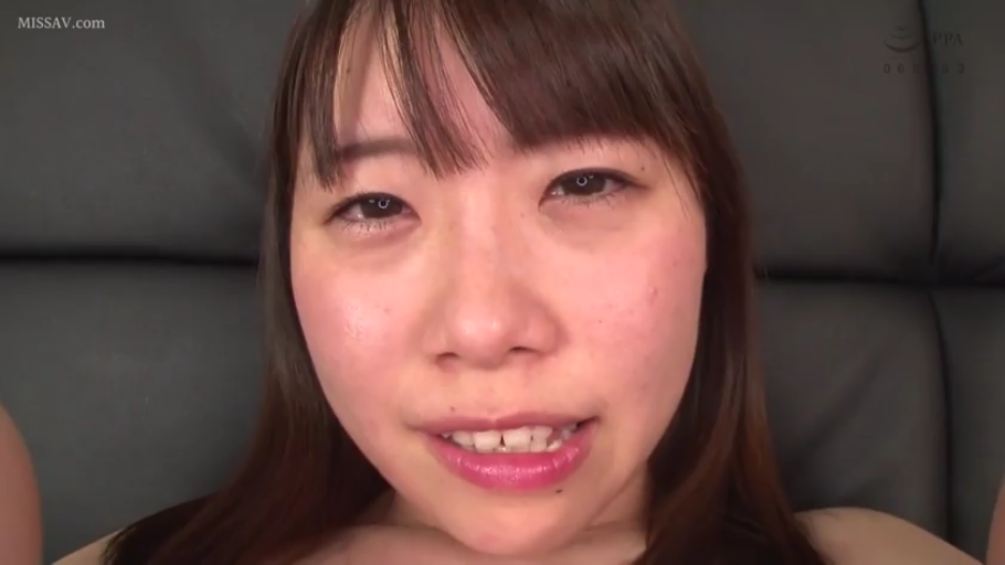 眼神特写 · 裸体 · 室内沙发 · 微张嘴呼吸 · 光线柔和