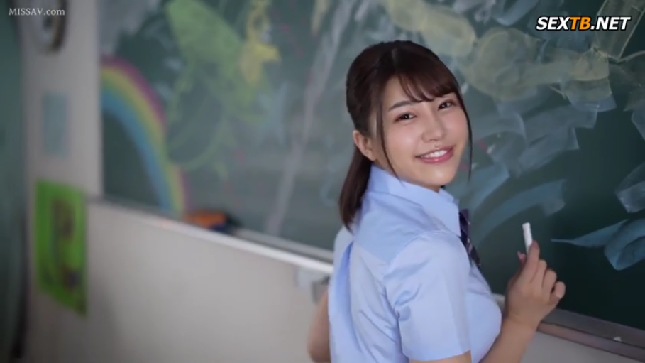 教室 · 回眸 · 粉笔 · 头部及肩部特写 · 浅蓝色短袖制服衬衫