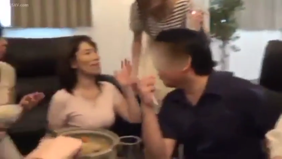 客厅 · T恤 · 食物 · 谈笑风生 · 日常聚会