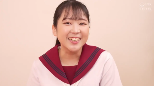 上半身特写 · 开朗 · 酒红色领子白色制服上衣 · 室内背景墙
